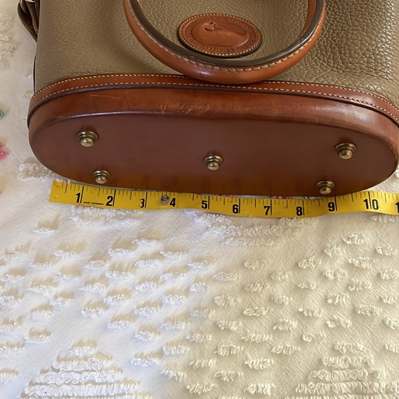 Beautiful Vintage Dooney&Bourke Dome Satchel..Taupe with British Tan details. - Picture 9 of 13